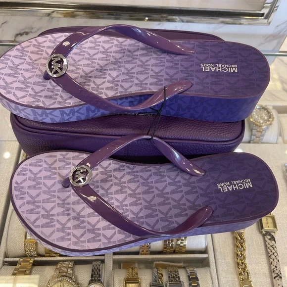 Michael Kors BEDFORD FLIP FLOP
PVC/OMBRE MK SIG
Platform Sandals 
Dark Purple - Picture 3 of 16